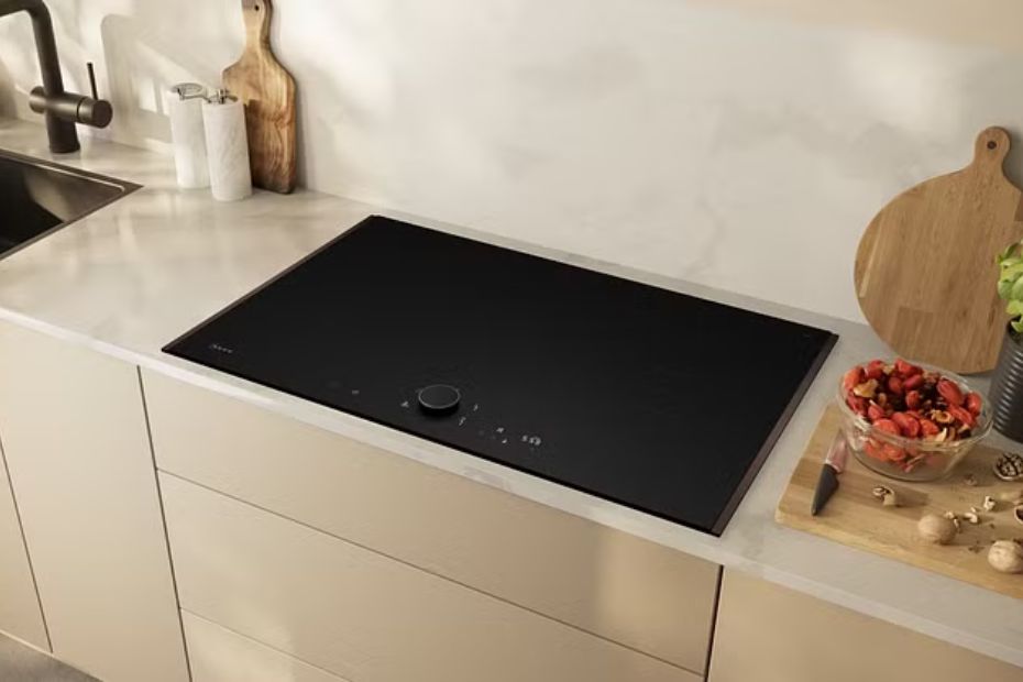 Neff Induktionskochfeld mit TwistPad Drehregler in heller Küche