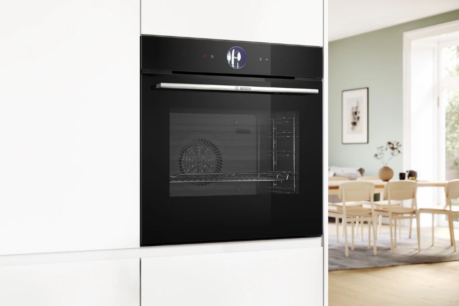 Bosch Serie 8 Backofen in weißer Einbauküche mit modernem Display