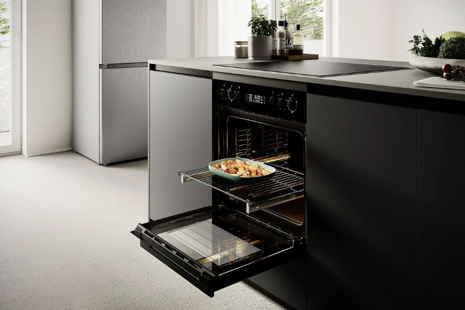 Moderne Küche mit geöffnetem Backofen, Kochfeld und Kühlschrank