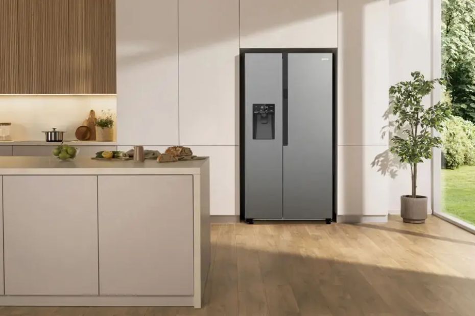 Gorenje Kühlgerät in moderner heller Küche mit Kücheninsel und Gartenblick