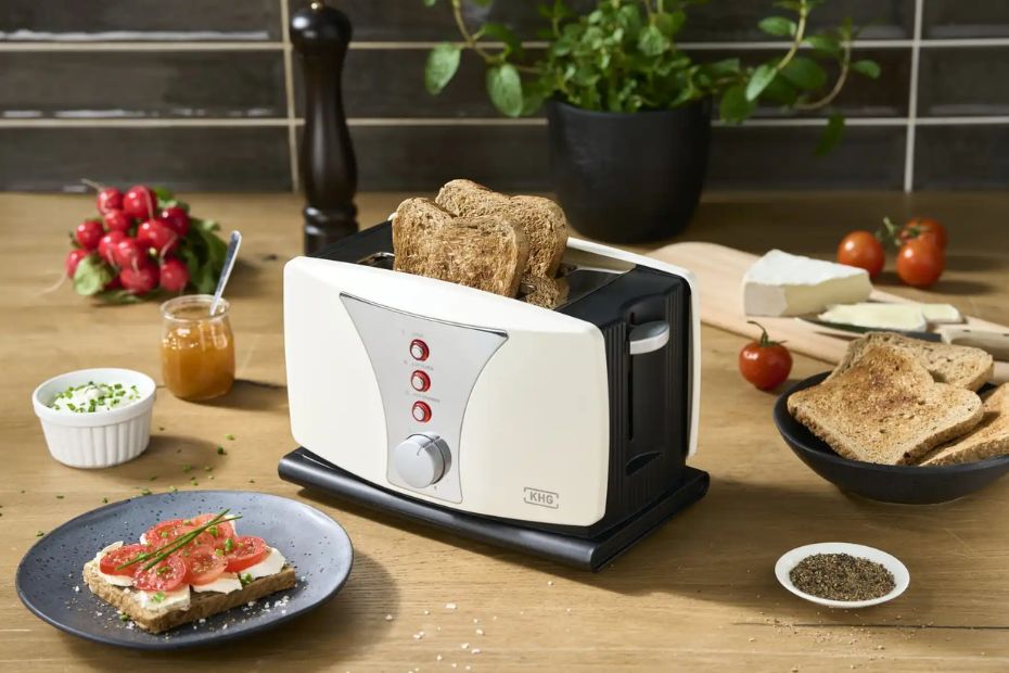 KHG Toaster mit Toastscheiben auf einer Küchenarbeitsplatte mit Frühstückszutaten
