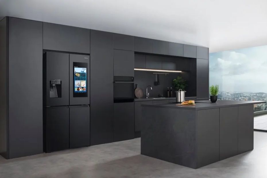 Hisense Kühlgerät mit Display in moderner schwarzer Küche