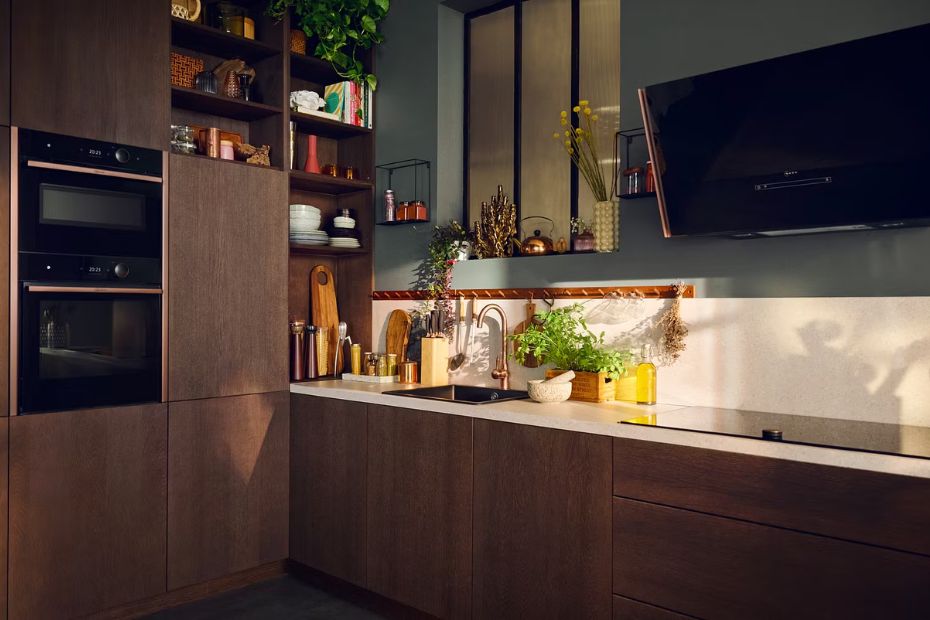 Moderne Küche mit Neff Einbaugeräten, Backofen, Mikrowelle und Dunstabzugshaube