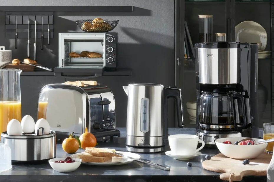 KHG Kleingeräte wie Toaster, Wasserkocher, Kaffeemaschine und Mini-Backofen auf einer Küchenarbeitsplatte