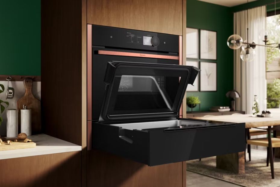 Neff Backofen mit geöffneter Slide&Hide Tür in moderner Küche mit Holzfronten