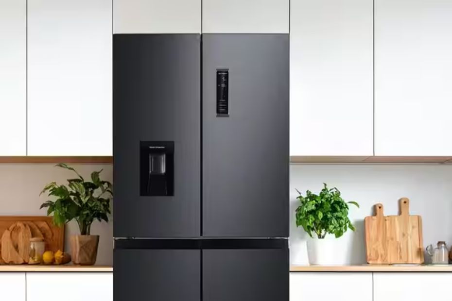 Schwarzer Hanseatic Side-by-Side Kühlschrank mit Wasserspender in heller Küche