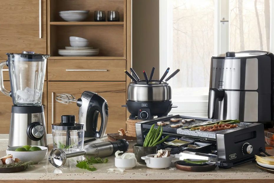 KHG Küchenkleingeräte wie Mixer, Handmixer, Fonduetopf, Heißluftfritteuse und Tischgrill auf einer Arbeitsplatte