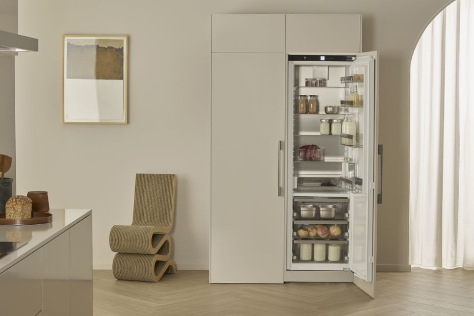 Geöffneter V-ZUG Kühlschrank in heller Küche mit gefüllten Glasablagen
