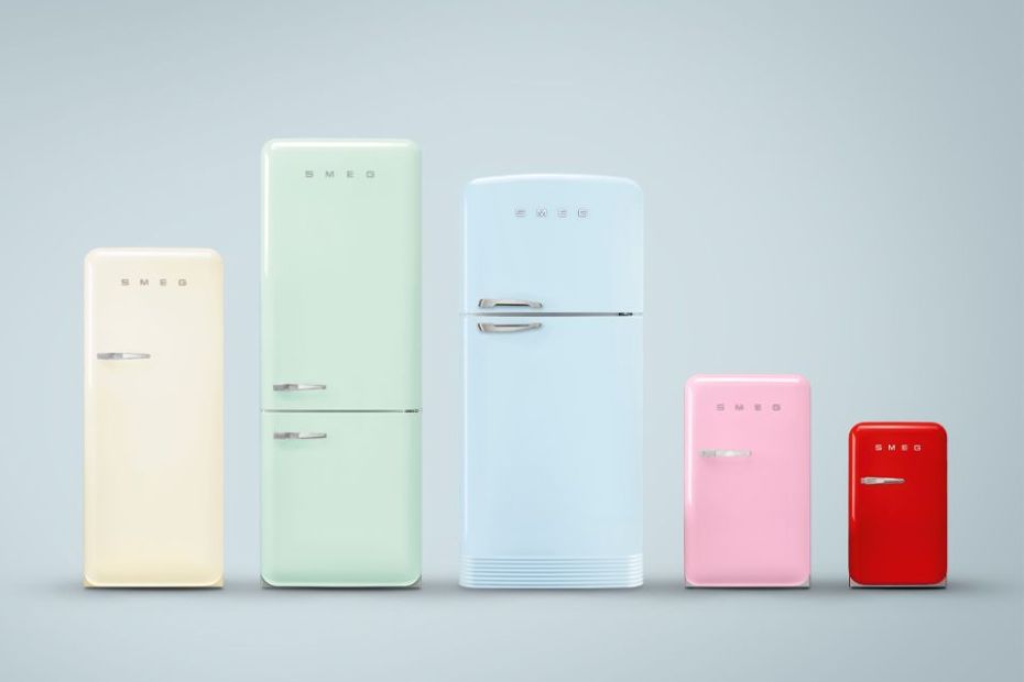 Fünf Smeg FAB-Kühlschränke in Creme, Mintgrün, Hellblau, Rosa und Rot