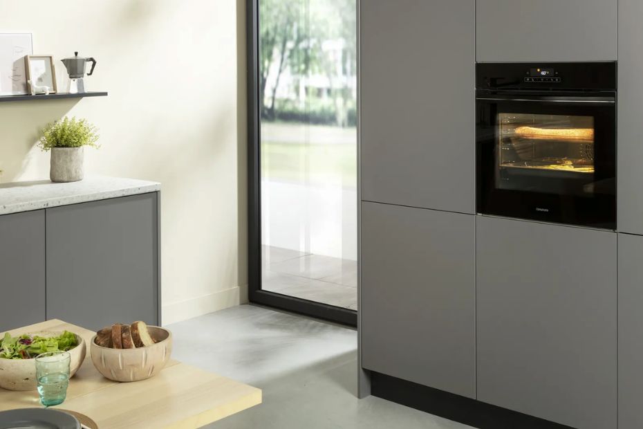 Constructa Backofen im Hochschrank einer modernen grauen Küche mit Essbereich