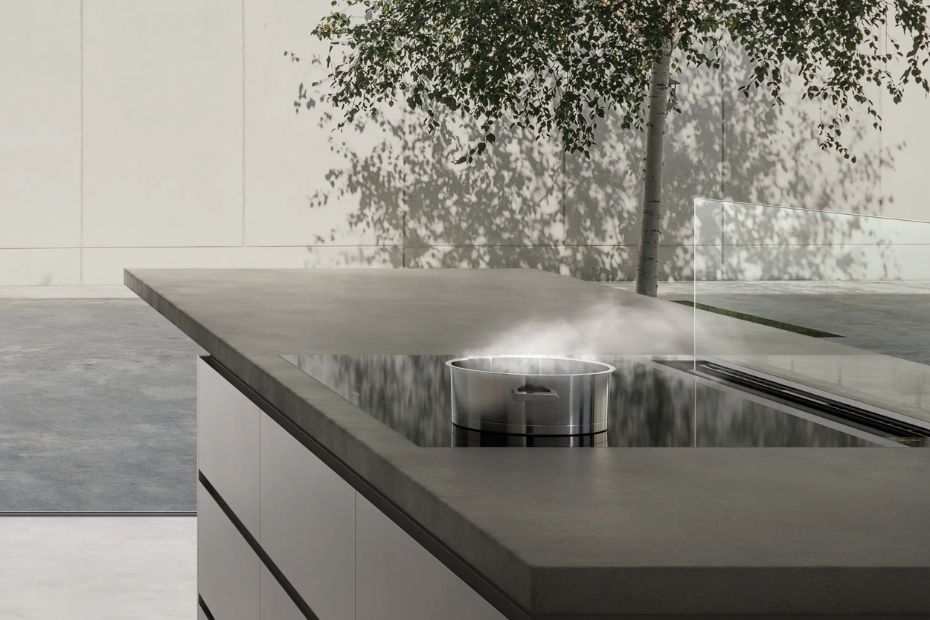 Gaggenau Tischlüfter mit Glasblende auf Kücheninsel neben dampfendem Topf