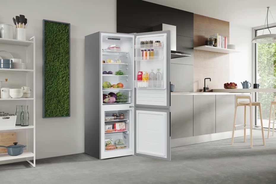 Geöffneter Hoover Kühlschrank mit Gefrierfach in moderner Küche