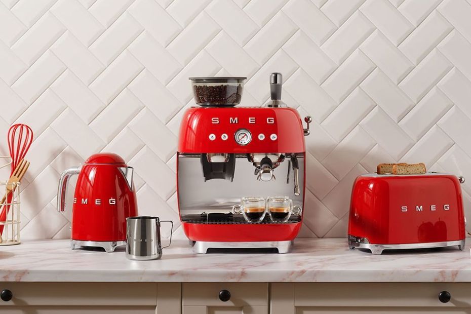 Rote Smeg Kaffeemaschine mit passendem Wasserkocher und Toaster