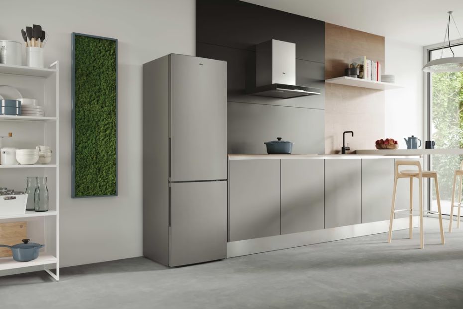 Moderne Hoover Küche mit freistehendem Kühlgerät, Dunstabzugshaube und hellen Küchenfronten