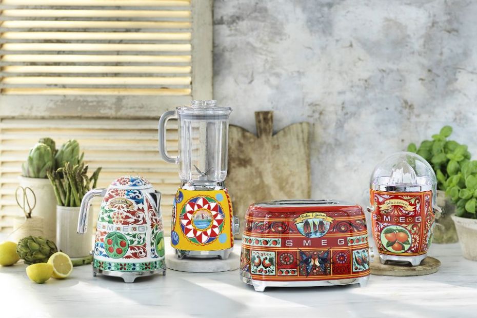 Farbenfroh dekorierte Smeg Kleingeräte aus der Zusammenarbeit mit Dolce & Gabbana