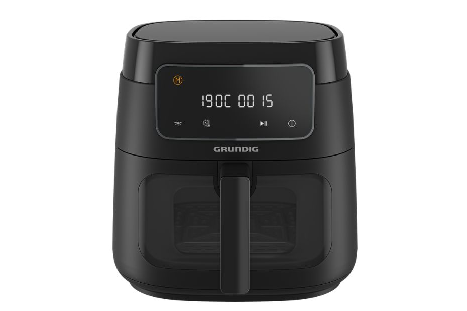 Person bedient eine Grundig Heißluftfritteuse in moderner Küche