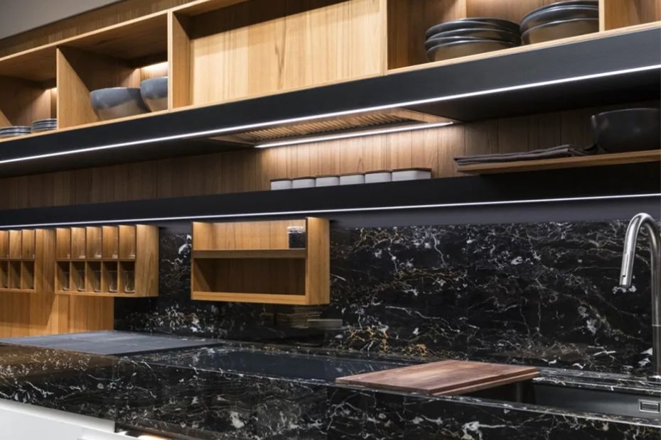 Moderne Küche mit offenen Holzregalen, dunkler Arbeitsplatte, heller Front und beleuchteter Rückwand