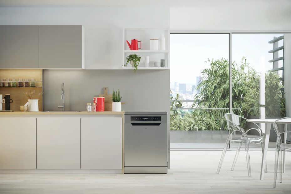 Hoover Geschirrspüler in heller Küche mit Fensterfront und kleiner Essgruppe