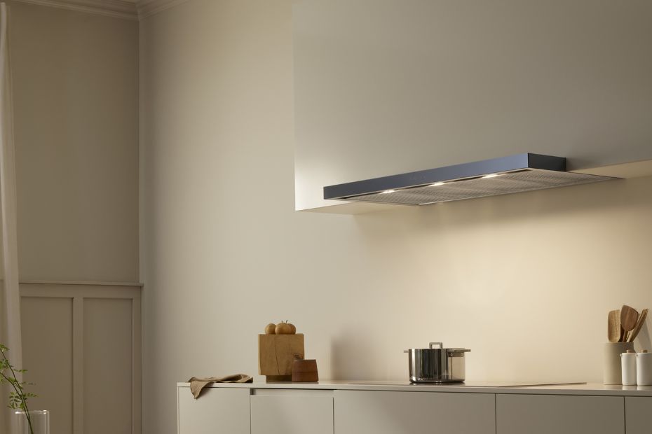 Minimalistische Küche mit V-ZUG Dunstabzugshaube und hellem Kochbereich