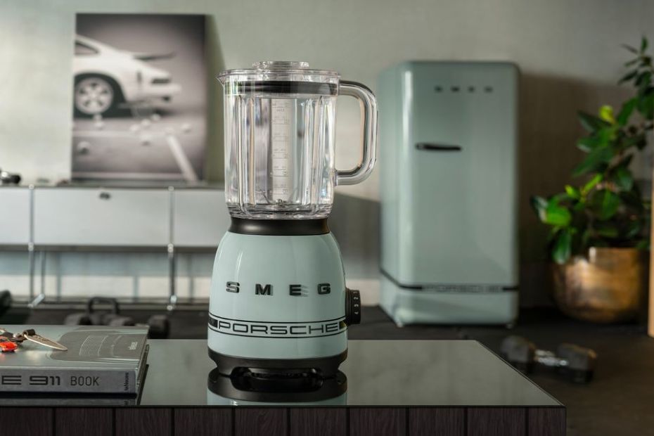Standmixer aus der Kooperation Porsche x Smeg vor einem Smeg Kühlschrank