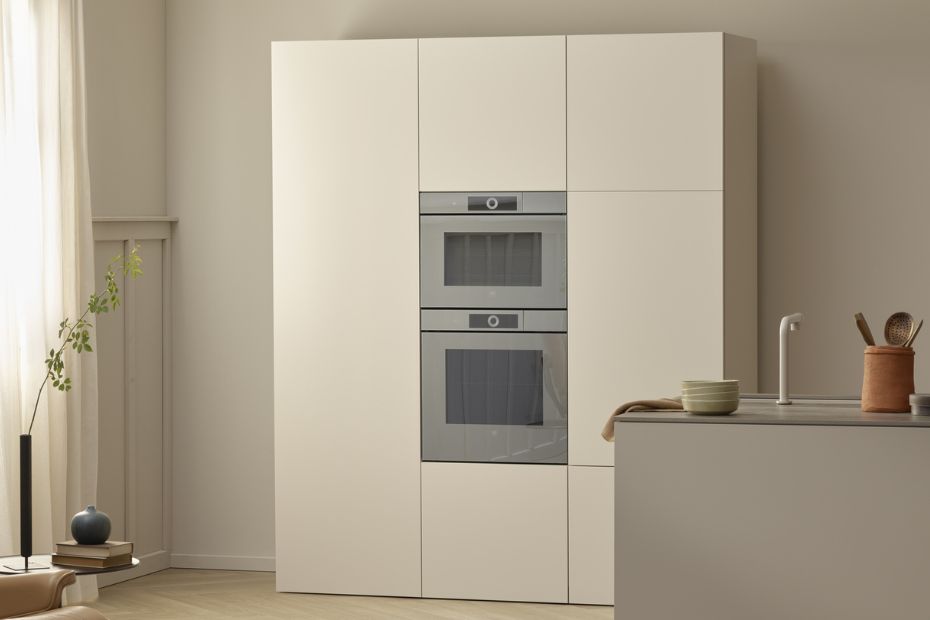 Heller Hochschrank mit zwei V-ZUG Einbaugeräten in minimalistischer Küche