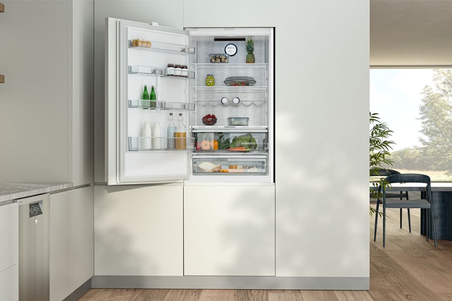 Geöffnete Beko Kühl-Gefrierkombination mit Lebensmitteln in heller Küche