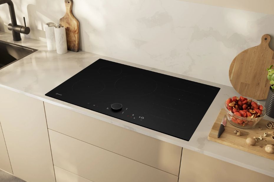 Bosch Induktionskochfeld mit integriertem Dunstabzug auf Holzarbeitsplatte in moderner Küche