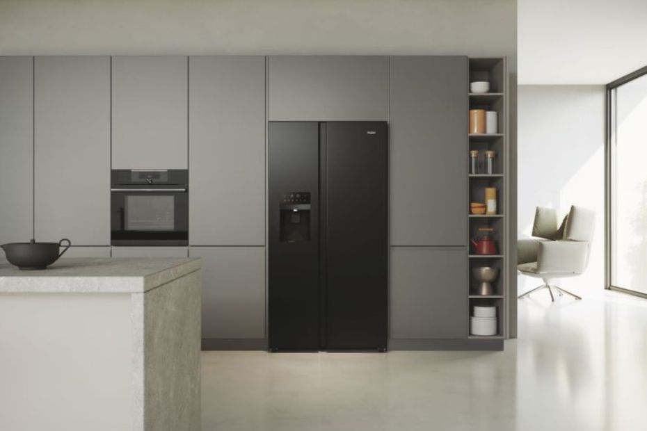 Moderne Küche mit Haier Kühlgerät, Backofen und grauen Küchenfronten