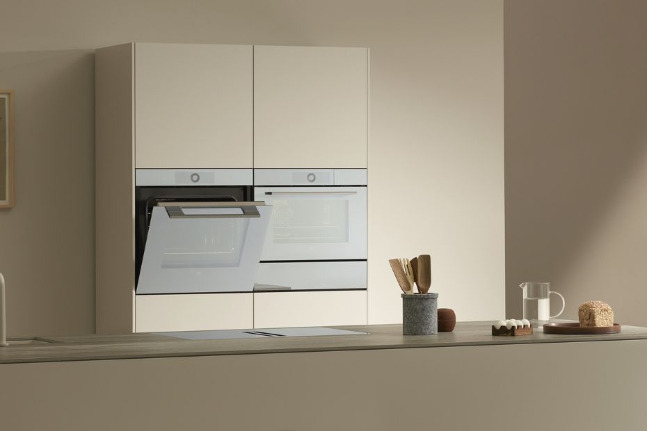 Helle Küche mit V-ZUG Backofen, Dampfgarer und Kochinse