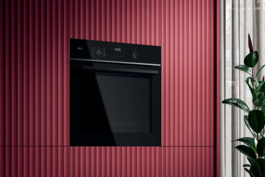 EG Hausgeräte: Backofen in moderner Einbauküche