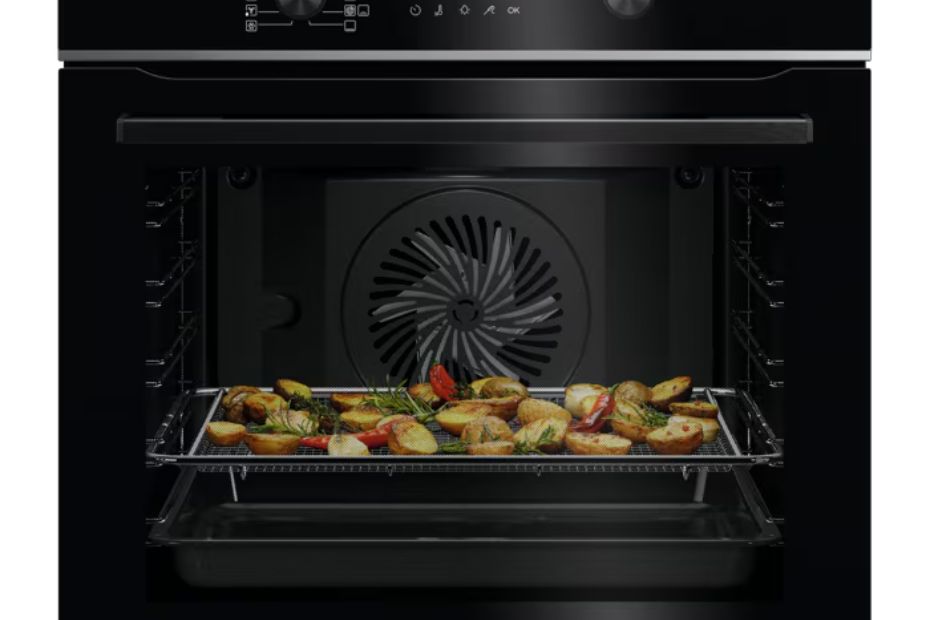 Geöffneter schwarzer AEG Backofen mit Gemüse auf einem Backblech