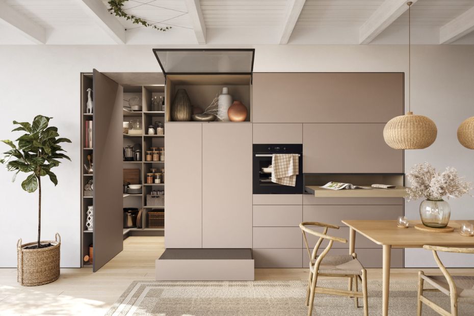 Helle Küchenzeile mit geöffnetem Durchgang zur Speisekammer, Glasoberschrank und Backofen.